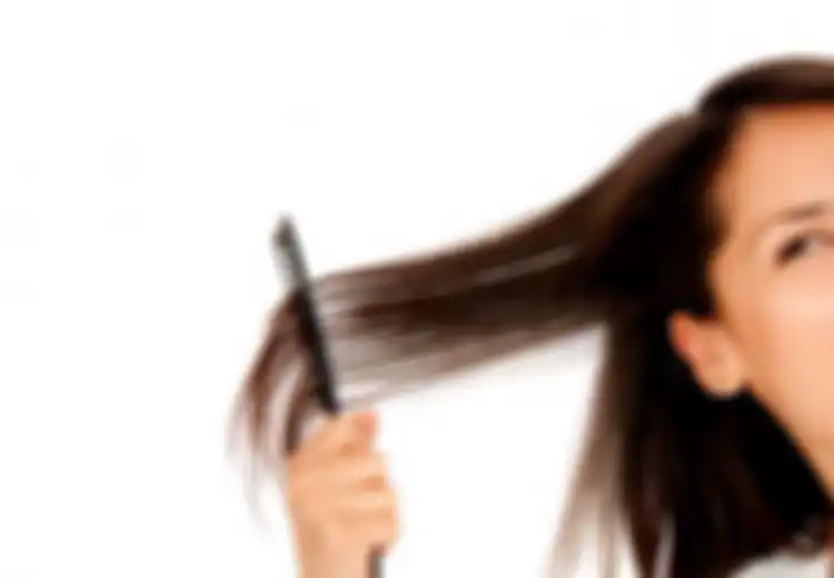 7 Kesalahan Cara Menyisir yang Bikin Rambut Rusak