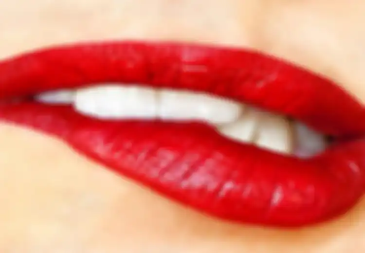 Awas, Jangan Mengulum Bibir Setelah Memakai Lipstik