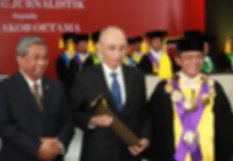 Universitas Sebelas Maret Anugerahkan Gelar Doktor Honoris Causa kepada Jakob Oetama
