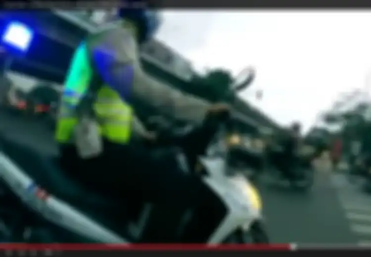 (VIDEO) Dua Cara untuk Melewati Kemacetan di Jakarta: Naik Sepeda atau Jadi Polisi