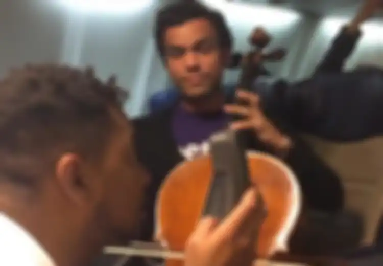 VIDEO: Duet Cello dengan Beatbox Menjadi Hiburan Baru di Pesawat