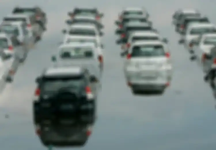 Mobil Kemasukan Air saat Banjir? Lakukan Hal Ini Secepat Mungkin
