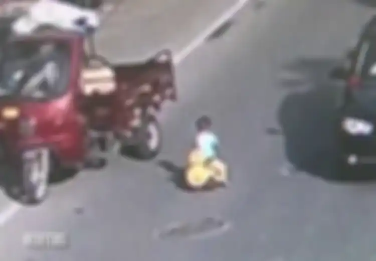 Duh, Anak 3 Tahun Nekat Menyebarangi Jalanan Yang Sangat Ramai