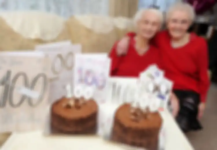 Berulang Tahun ke-100 Tahun, Si Kembar Irene Crump dan Phyllis Jones Tolak Hadiah Mewah