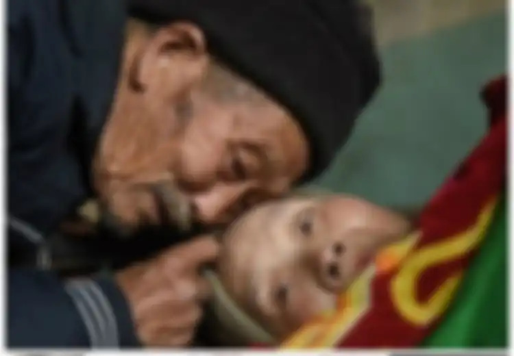 Cinta Sejati Itu Ada: 56 Tahun Merawat Istrinya yang Lumpuh