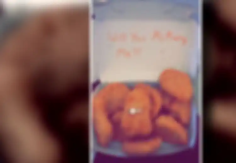 Untung Tak Termakan, Pria Ini Melamar Kekasihnya dengan Meletakkan Cincin di Dalam Sekotak Nugget