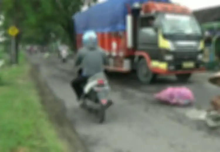 Salut! Meski Hanya Pemulung, Mbah Sadiyo Rela Menambal Jalan Bolong dengan Tenaga dan Modal Sendiri