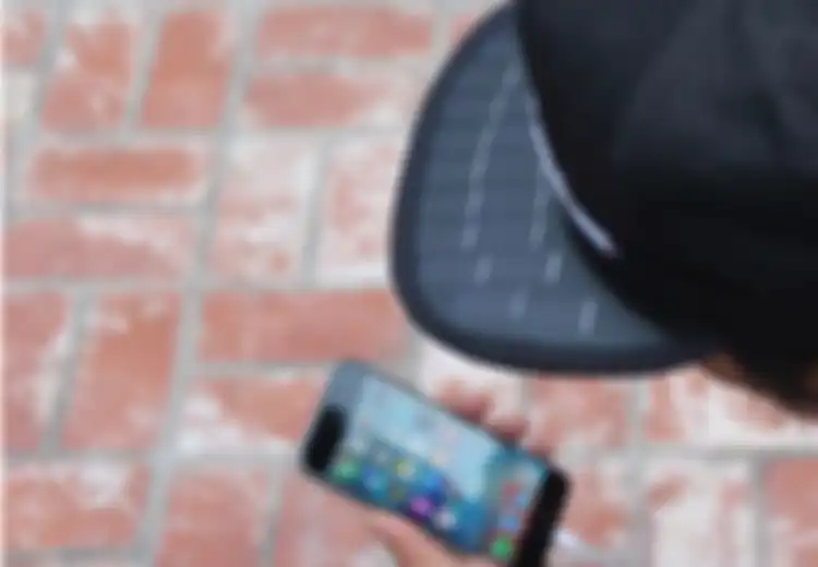 Bukan Cuma Buat Gaya, Topi Ini Juga Bisa Mengisi Ulang Baterai Smartphone Kita
