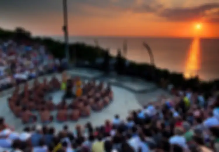 Menonton Kecak Berlatar Sunset di Uluwatu