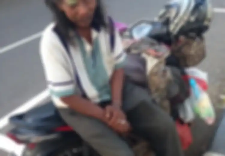 Jarang Dapat Penumpang Karena Barang Bawaannya, Kisah Tukang Ojek Ini Bakal Bikin Kita Terenyuh