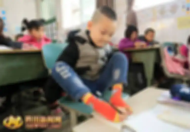 Meski Lahir Tanpa Kedua Lengan, Tak Menghalangi Bocah 8 Tahun Ini untuk Mandiri dan Berprestasi di Kelas