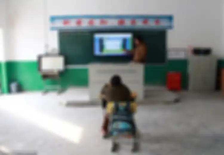 Salut! Guru Ini Tetap Setia Mengajar di Sekolah Meski Hanya Memiliki Satu Orang Murid