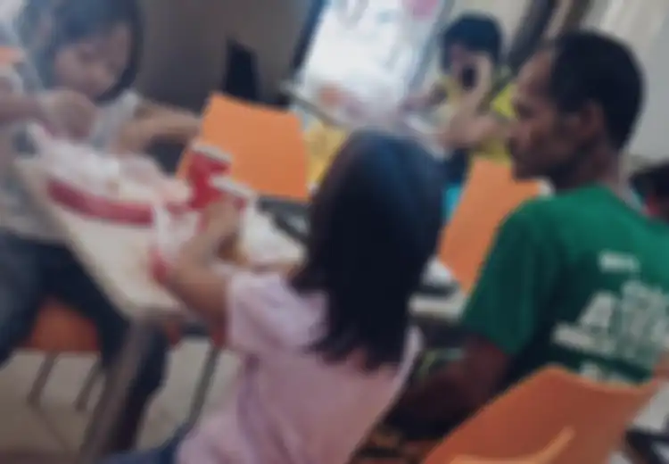 Mengharukan, Pria Ini Rela Tak Makan Demi Melihat Kedua Anaknya Menyantap Makanan ‘Mewah’