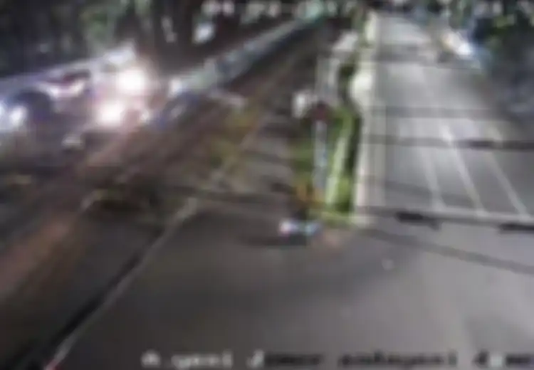 (VIDEO) Seorang Tukang Becak Tertabrak Kereta Api, Warganet Merasa Ada Banyak Kejanggalan
