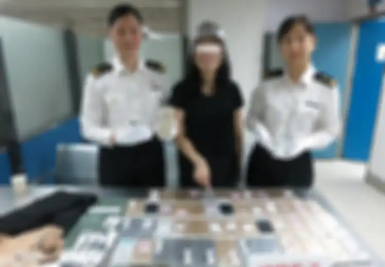 Wanita Ini Selundupkan 102 iPhone dengan Total Berat 18 Kg, Caranya Sungguh di Luar Dugaan