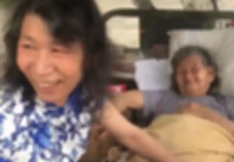 (Video) Selama 20 Tahun, Pria Ini Berpakaian Seperti Adik Perempuannya. Alasannya Sungguh Mengharukan