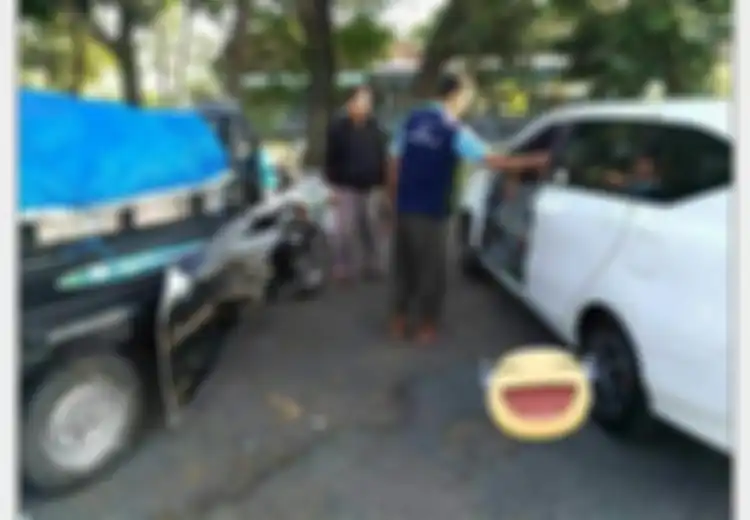 Senggolan dengan Sepeda Motor Roda Tiga, Pintu “Mobil Murah” Ini Mengelupas