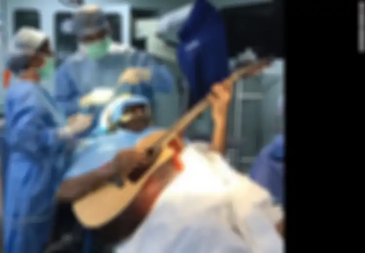 Jalani Operasi Otak Selama 4 Jam, Musisi Ini Tetap Memetik Gitar Tanpa Henti