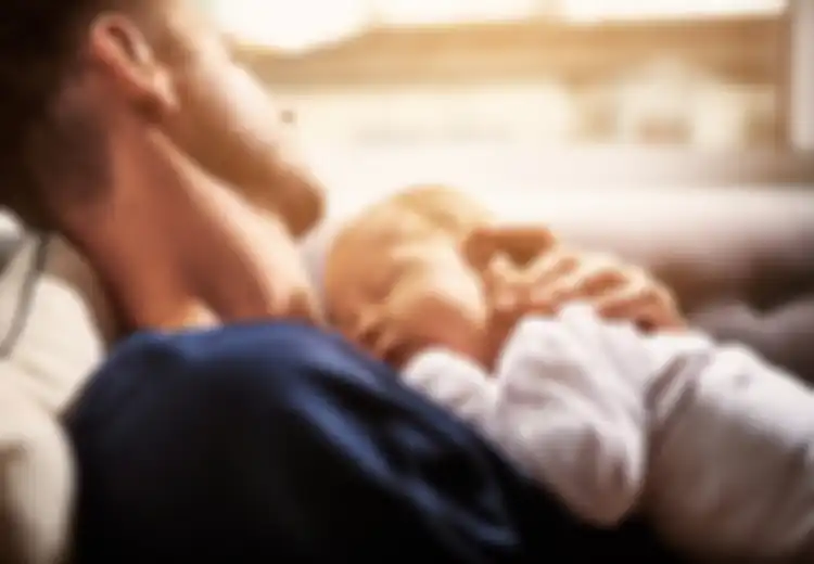 Dari Pengalamannya, Dokter Ini Menasehati Orangtua Untuk Tidak Menidurkan Bayi Di Dada