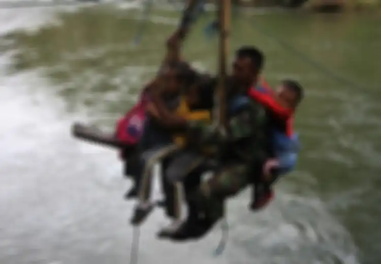 Pahlawan Itu Bernama Serka Darwis yang Setiap Hari Berjuang Bertaruh Nyawa Demi Anak-anak Desa Bisa Sekolah