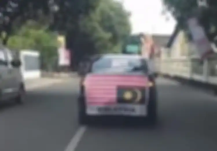 Bikin Aksi Balas Dendam, Bambang Saptono Keliling Solo dengan Bendera Malaysia Terbalik