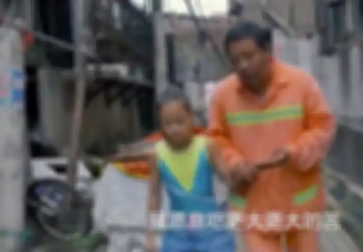 Terharu, Demi Sekolahkan Anaknya, Seorang Ayah Rela Makan Mie Selama 7 Tahun