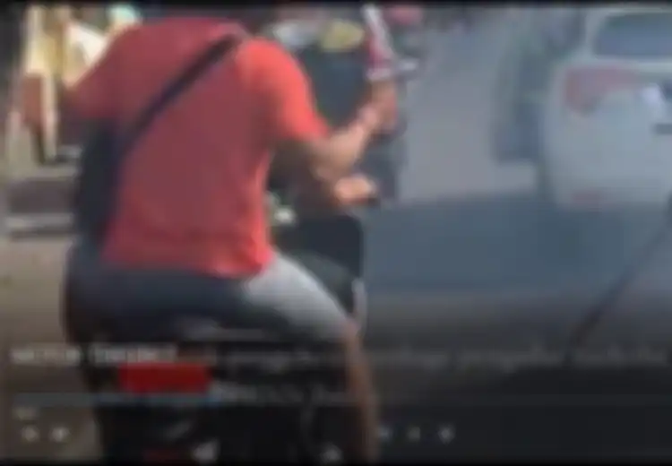 Dikejar oleh Anggota BNN yang Beberapa Kali Lepaskan Tembakan, Mobil Ini Seret Motor Hingga Terbakar