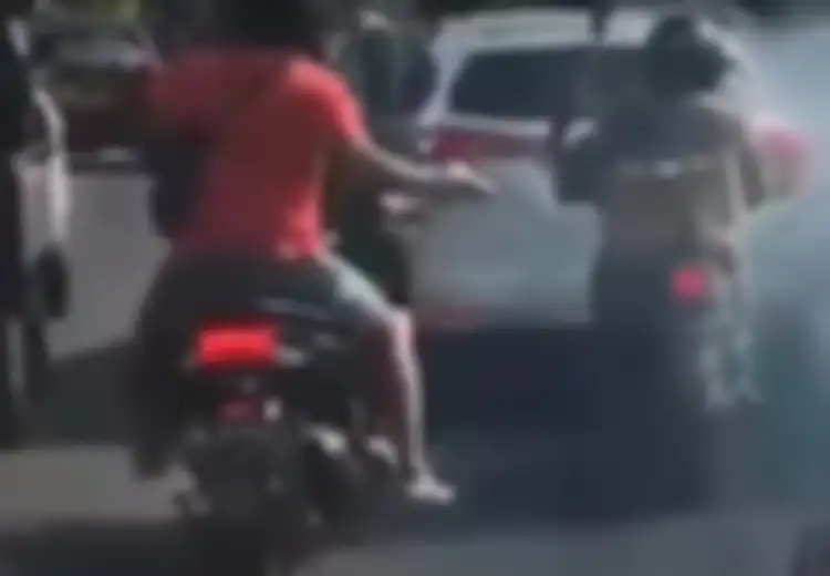 (Video) Buru Buronan Narkoba, Cara Pegang Senjata Anggota BNN Ini Justru Bahayakan Warga