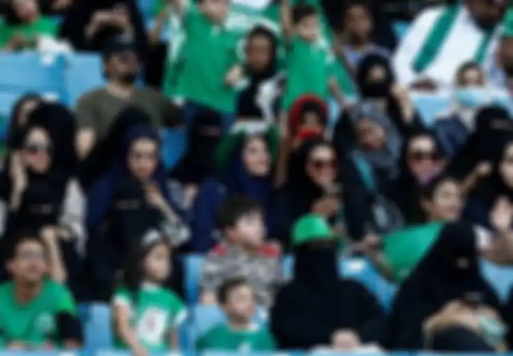 Setelah Sekian Lama dalam Keterkungkungan, Perempuan Arab Saudi Akhirnya Diizinkan Menonton Pertandingan Olahraga di Stadion