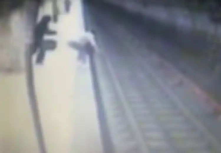 (Video) Mengerikan, Wanita Ini Tewas Tertabrak Kereta Setelah dengan Sengaja Didorong dan Ditendang Wanita Lainnya
