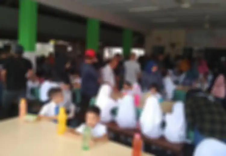 Kasihan, Bocah Ini Terpaksa Makan Sambil Jongkok di Lantai Gara-gara Kursi dan Meja di Kantin Sekolah Dikuasai Para Emak