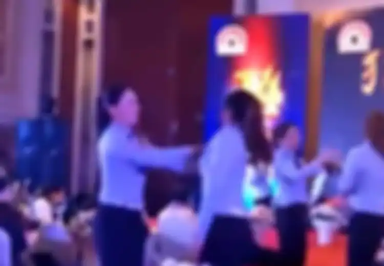 Sadis! Tidak Mencapai Target Penjualan, Perusahaan Ini Menghukum Karyawan Wanita dengan Cara Saling Menampar