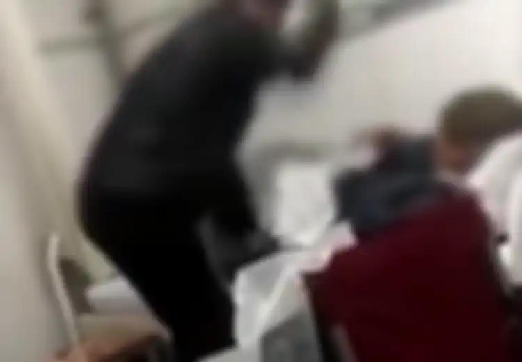 (VIDEO) Air Susu Dibalas Air Tuba: Anak Ini Teriaki dan Pukuli Ayahnya Sendiri karena Sudah Muak Merawatnya