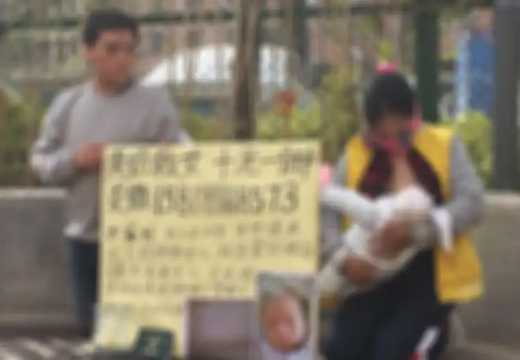 Ibu Ini Jual ASI Miliknya di Tepi Jalan. Alasannya Sungguh Mengharukan