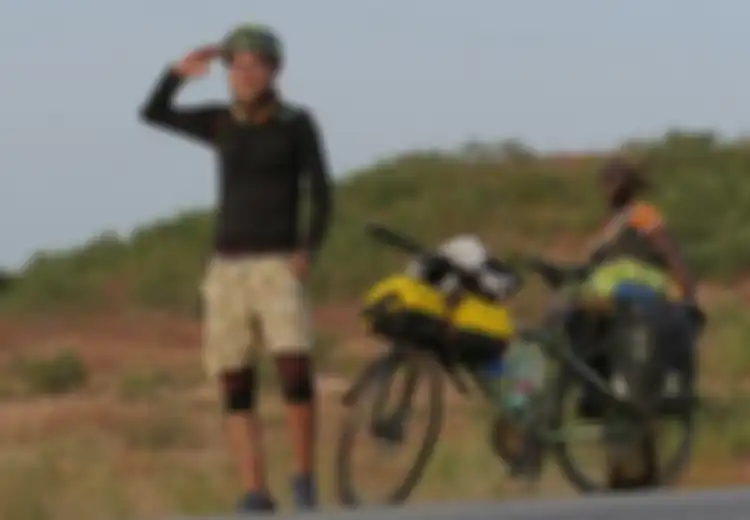 Inspiratif, Pria Ini Mengendarai Sepeda dari Afrika Barat ke China Untuk Bantu Warga Miskin