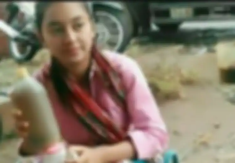 Gadis Cantik Ini Tidak Malu Jualan Jamu Gendong, Bikin Warganet Terpesona