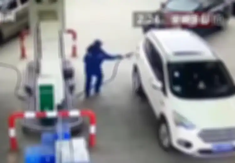 (Video) Inilah Alasan Mengapa Pipa Bensin Harus Benar-benar Sudah Lepas dari Mobil Usai Mengisi Bahan Bakar