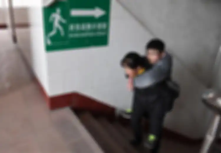 Salut, Ibu Ini Rela Antar dan Menggendong Putranya yang Sudah Remaja ke Sekolah Setiap Hari