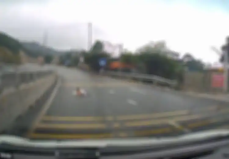 (Video) Mirip Film ‘Baby Days Out’, Bayi Ini Merangkak Sendirian Sebrangi Jalan Raya!