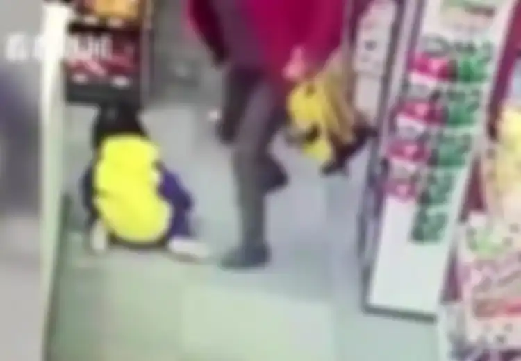 (Video) Sadis, Nenek Ini Pukuli dan Tendangi Cucunya Sebanyak 23 Kali Saat Berbelanja di Supermarket