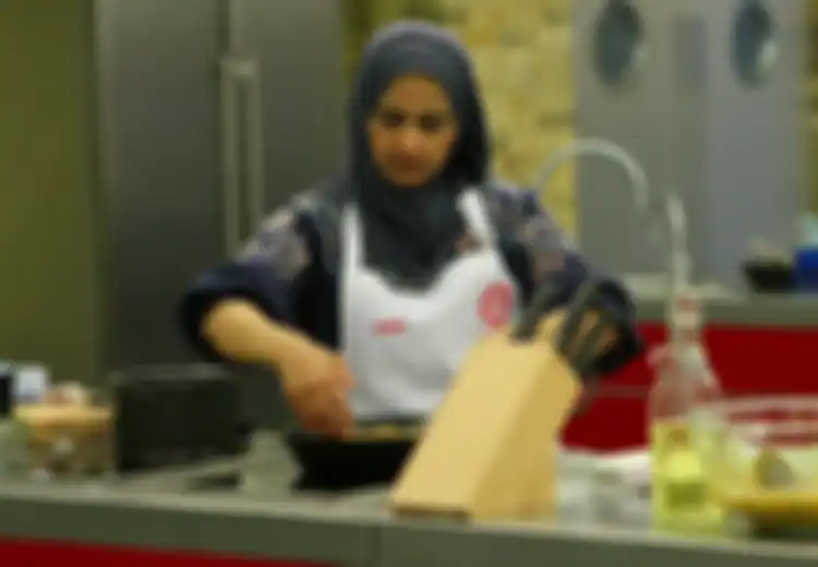 Eliminasi Peserta karena Ayam Rendangnya Tidak Krispi, Juri MasterChef Inggris Ini Diserbu Netizen