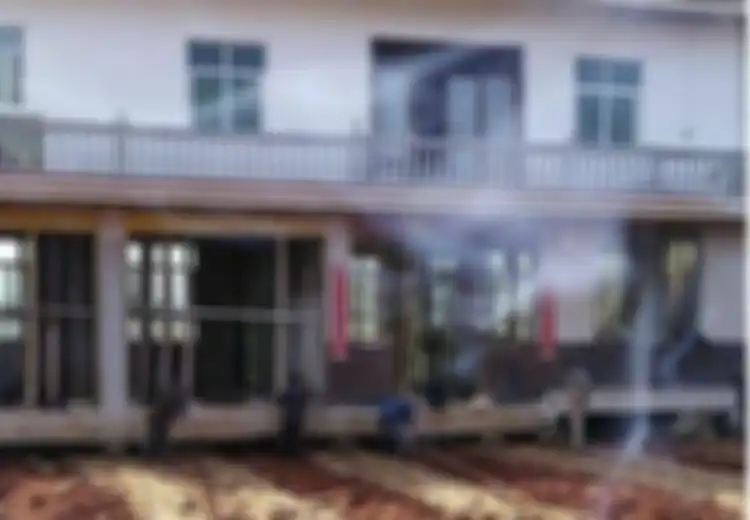 Wow! Petani Ini Bisa Pindahkah Rumah Bertingkat Tiga Hanya dengan Disangga Kayu dan Diderek