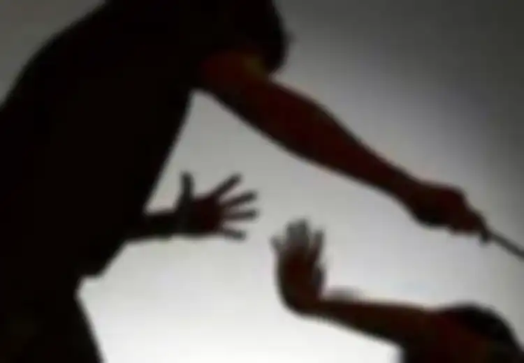Mengerikan! Pemuda Pendiam Ini Aniaya Ayah Kandungnya yang Berusia Renta