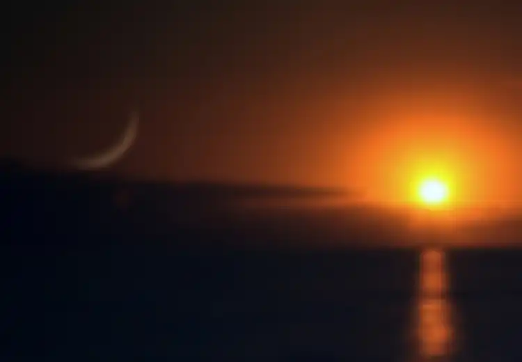Mengapa Matahari dan Bulan Hidup di Langit?
