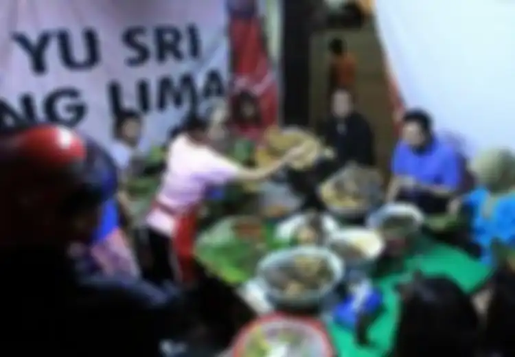 Di Simpang Lima Yu Sri Menanti Sampai Dini Hari