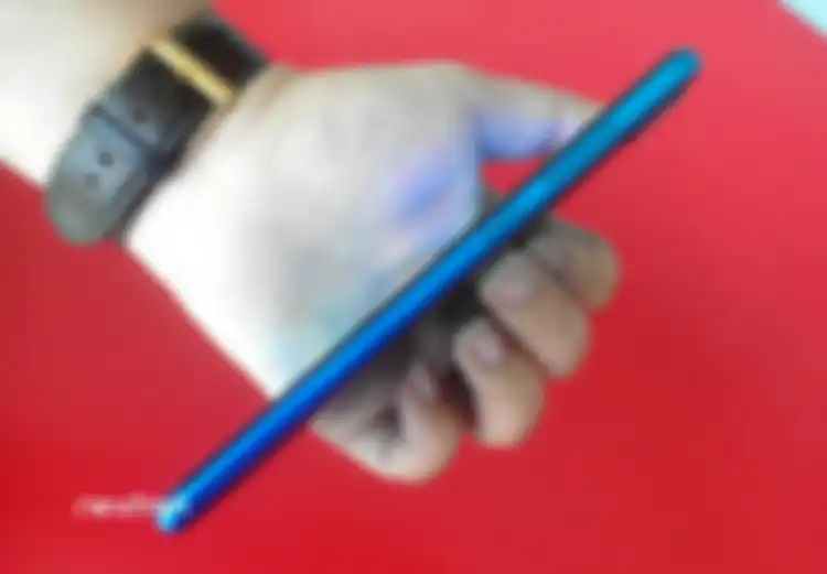Huawei Y7 Pro (2019) - Tipis dan ringan