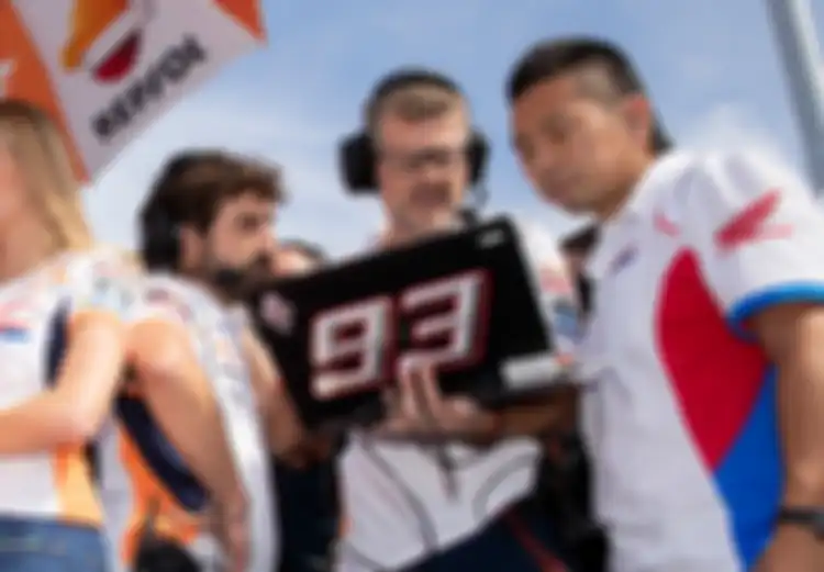 Carlo Luzzi (tengah) diapit crew chief Marc Marquez, Santiago Hernandez (kiri) dan manajer teknik HRC, Takeol Yokoyamana (kanan). Carlo Luzzi menemani debut Jorge Lorenzo di Yamaha (2008-2009). 