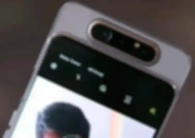 Kamera berputar Samsung Galaxy A80, saat diaktifkan kamera akan muncul ke atas (pop up) dan bisa berputar untuk memotret depan atau belakang