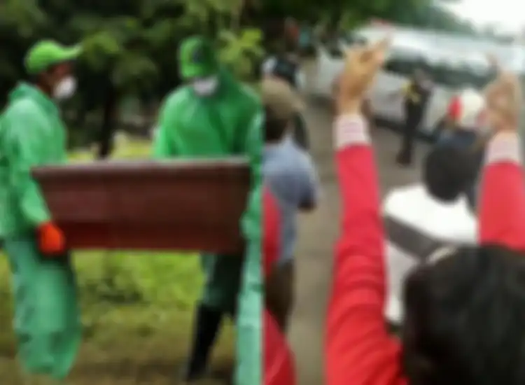 Warga Tolak Pemakaman Jenazah Suspect Corona, Bergerombol Tutup Jalan Hingga Teriakan Kata Kasar sampai Ambulans Putar Balik