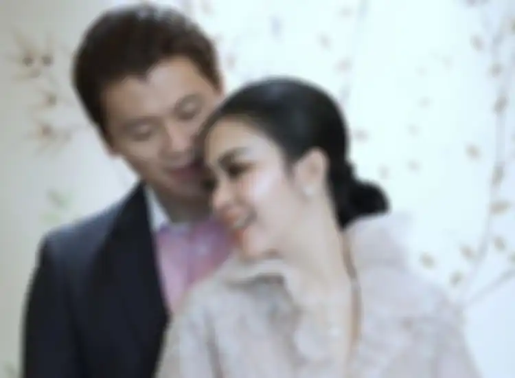 Penampilan Kontras Syahrini dan Reino Barack
